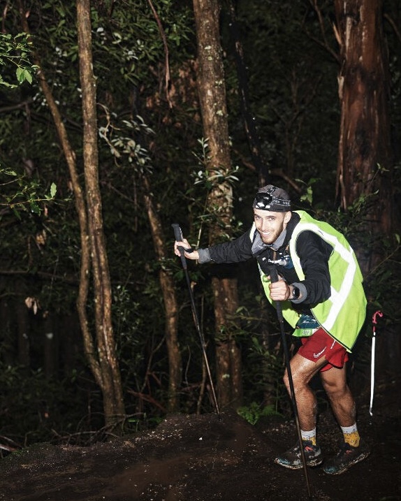 Marius Poujaud de nuit, bâtons en main, pendant l'Ultra-Trail Australia